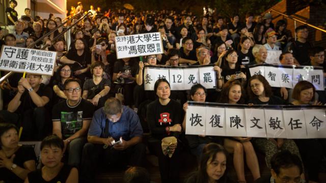多个团体周五晚上于香港大学发起集会，抗议校委会否决任命前法律学院院长陈文敏出任副校长一职。参加者坐在中山广场的阶梯。