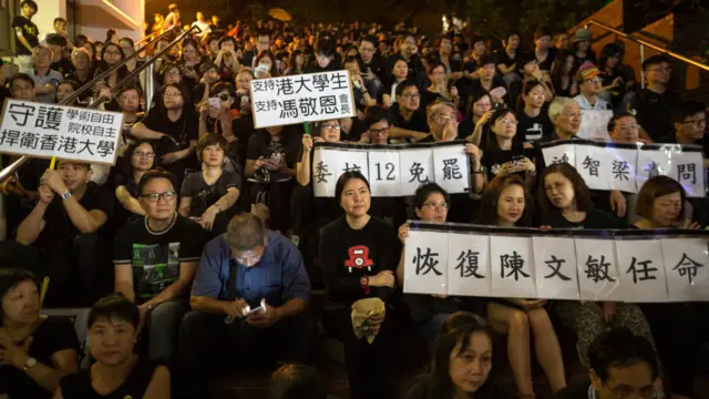 多个团体周五晚上于香港大学发起集会,抗议校委会否决任命前法律学院院长陈文敏出任副校长一职。参加者坐在中山广场的阶梯。