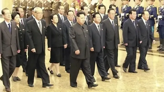 Ông Kim Jong-un đã đi viếng cha và ông mình