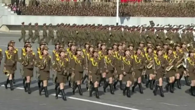 بارش کی وجہ سے پریڈ قدرے دیر سے شروع ہوئي