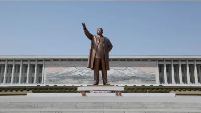 Con as expulsões, Kim Il-sung conseguiu consolidar sua liderança e criar um culto em torno de sua figura