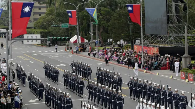 台湾军方仪仗队在总统府前