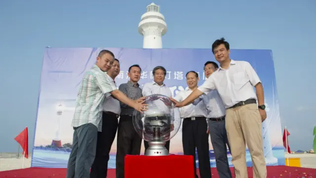 中方完成在南沙華陽礁和赤瓜礁建設燈塔