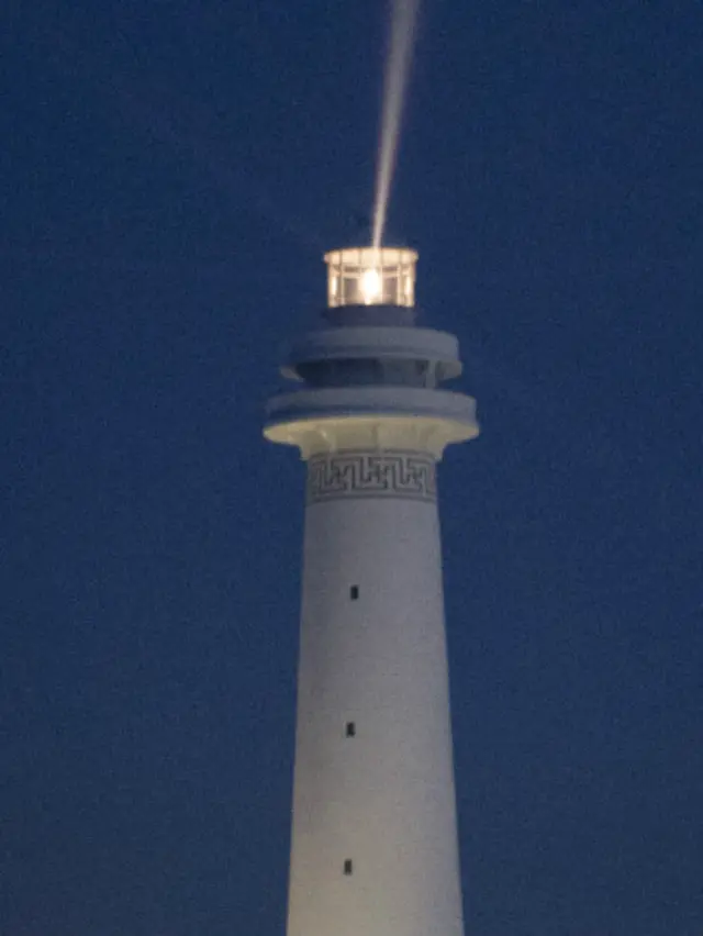 兩座燈塔塔身高50米，設計燈光射程22海里。