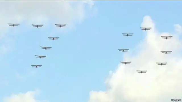 طیاروں نے فلائنگ پاسٹ کے دوران فضا میں 70 کا ہندسہ بنایا