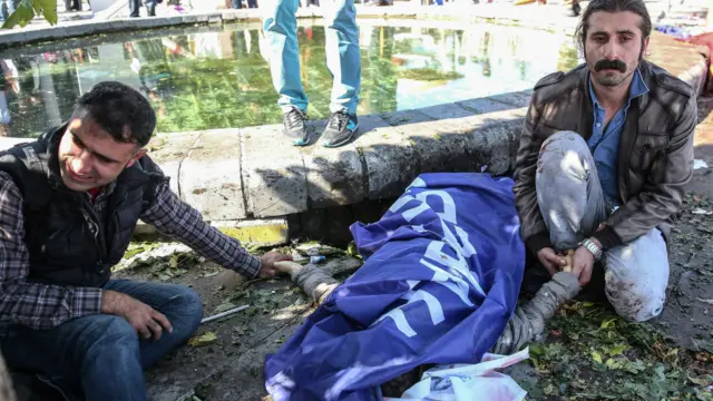 ایک مقامی شہری نے بی بی سی کو بتایا کہ انھوں نے دو دھماکوں کی آوازیں سنیں اور متعدد لاشیں دیکھیں۔