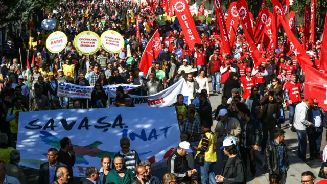 دھماکے اس وقت ہوئے جب لوگ ایک امن ریلی میں حصہ لینے کے لیے جمع ہو رہے تھے۔ ریلی کا مقصد کرد علیحدگی پسند گروہ پی کے کے، کے خلاف تشدد کے خاتمے کا مطالبہ کرنا تھا۔