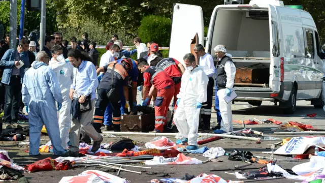 ترک حکام کے مطابق دارالحکومت انقرہ میں امن ریلي کے دوران ہونے والے بم دھماکوں میں 86 افراد ہلاک اور 186 زخمی ہوئے ہیں۔