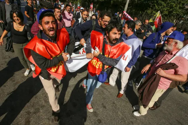 Люди несут раненого человека