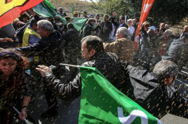 Толпа разбегается 