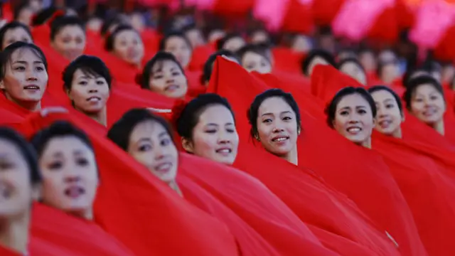 Девушки танцуют