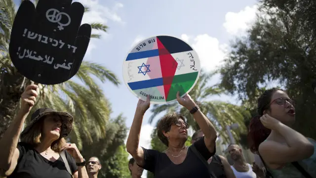 اليسار الإسرائيلي تظاهر في تل أبيب احتجاجا على العنف المتصاعد بين الإسرائيليين والفلسطيين واحتجاجا على احتلال إسرائيل للأراضي الفلسطينية.