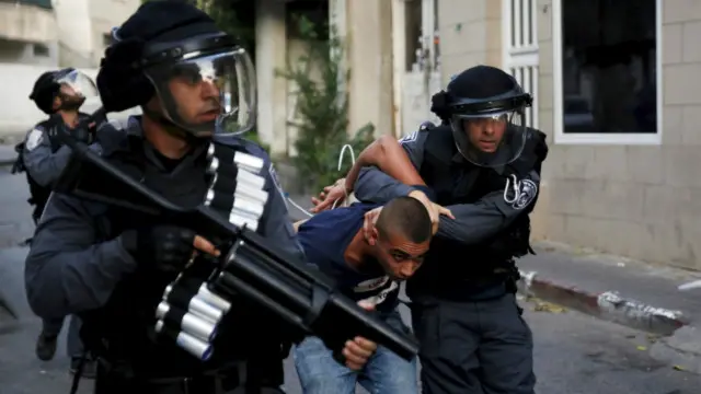 القوات الإسرائيلية تعتقل شابا فلسطينيا في مدينة الناصرة ذات الأغلبية العربية الفلسطينية شمال إسرائيل بعد صدامات بين الشرطة الإسرائيلية والفلسطينيين.