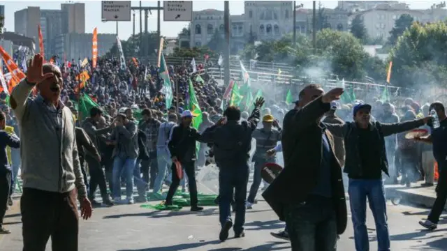 La multitud se enojó y un residente local dijo que algunas personas trataron de atacar los autos de policía tras las explosiones.