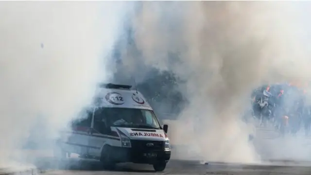 La policía disparó gases lacrimógenos, lo que según algunos dijeron obstaculizó los esfuerzos de rescate.