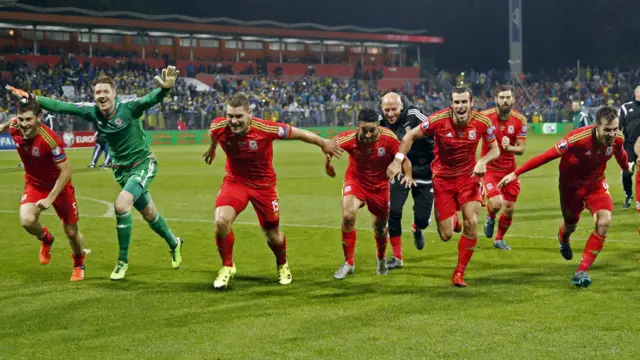 威尔士球员在赛后庆祝