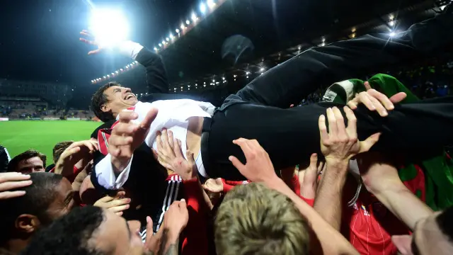 威尔士球员在出线后举起主教练科尔曼庆祝