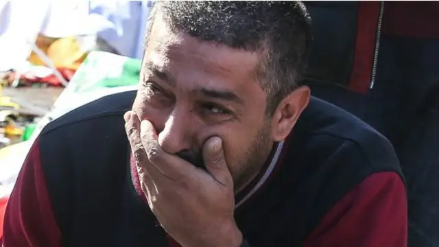 Un testigo dijo a la BBC que las ambulancias tardaron una media hora en llegar al lugar.