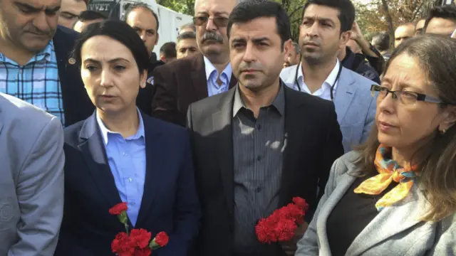 اتوار کو دھماکوں کے مقام پر اجتماع کا اہتمام ایچ ڈی پی جانب سے کیا گا جس میں جماعت کے قائدین نے شرکت کی 