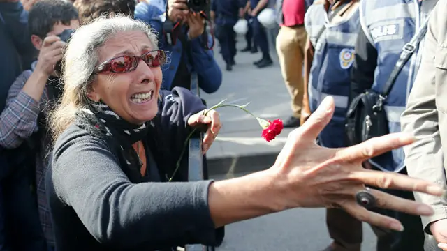  کچھ حاضرین نے دھماکوں والے مقام پر یادگاری پھول رکھنے کی کوشش کی