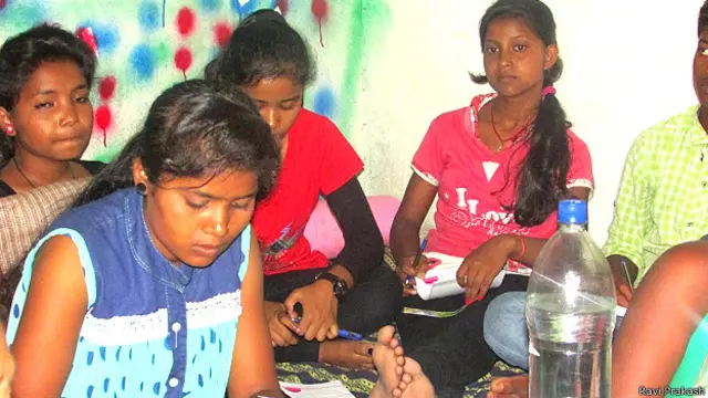 सीडीके की असिस्टेंट चाइल्ड वोलेंटियर मैनेजर रंजू (नीले टॉप में)