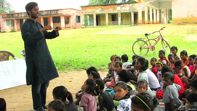 प्रतिज्ञा के अध्यक्ष अजय कुमार बच्चों को ट्रेनिंग देते हुए.