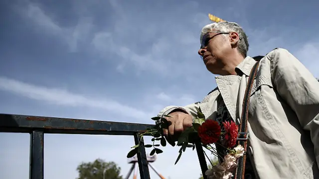 Многие демонстранты пришли почтить память жертв взрывов цветами