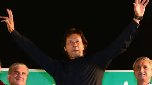 اس وقت مچھلی بازار میں واقع جمہوری چنڈو خانے کو کسی ماورائے آئین خدشے سے زیادہ منہ کی بواسیر سے خطرہ ہے