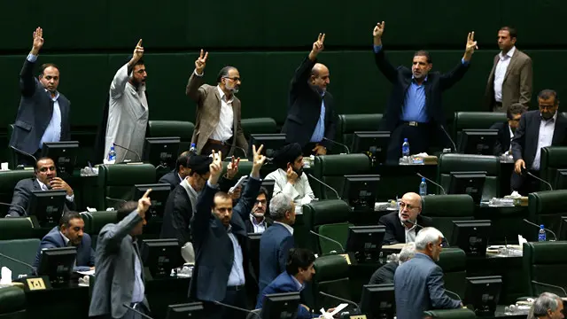 در فاصله کمتر از دو ماه مانده به انتخابات مجلس نشانهها حاکی از نزدیکشدن میانهروهای نزدیک به دولت و اصلاحطلبان با بخشی از جریان اصولگرای میانهروست که همگی هدف تضعیف اصولگرایان تندرو را تعقیب میکنند.