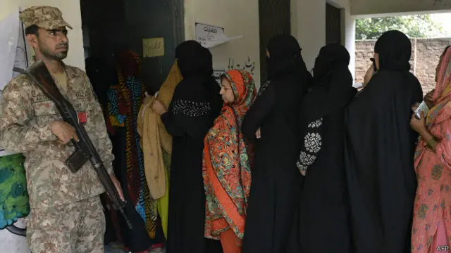 پولنگ سٹیشنوں پر سکیورٹی کے سخت انتظامات تھے