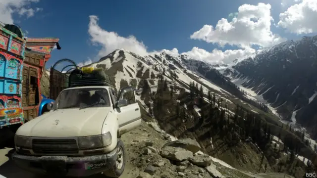 لواری پوسٹ کی طرف جاتے ہوئے جب راستہ بند ملا