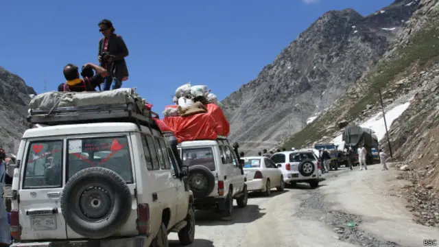 کشور کے بس میں نہیں تھا کہ وہ ان وادیوں میں اڑتے ہوئے تصویریں بنواتی