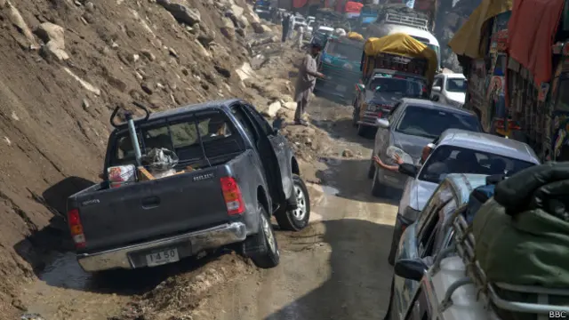 اس مریض بچے کو پشاور پہنچنے میں کئی گھنٹے درکار تھے۔ اورمنزل تک ہمیں بھی