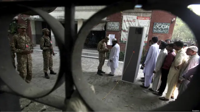 اوکاڑہ سے قومی اسمبلی کے حلقہ این اے 144 میں پانچ امیدوار مدمقابل ہیں جن میں مسلم لیگ ن کے علی عارف چوہدری اور پاکستان تحریک انصاف کے محمد اشرف خان سوہنا شامل ہیں۔