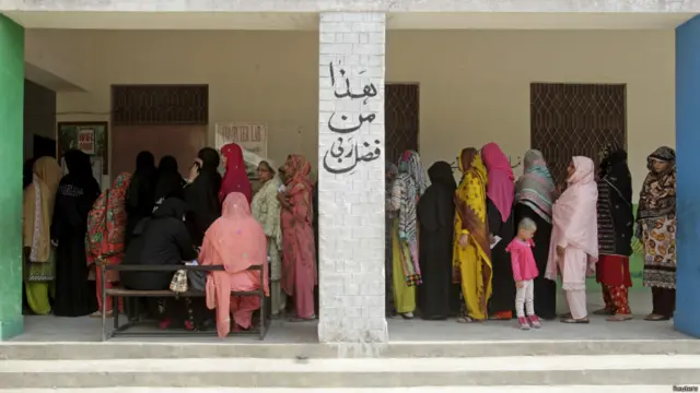 حلقہ این اے 122 میں رجسٹرڈ ووٹروں کی تعداد تقریبا ساڑھے تین لاکھ ہے اور انتخابات کے لیے 284 پولنگ سٹیشنز قائم کیے گئے ہیں جن میں سے انتہائی حساس پولنگ سٹیشنوں کی تعداد سو کے قریب ہے۔