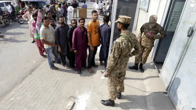  لاہور شہر سے قومی اسمبلی کے حلقہ این اے 122 میں پولنگ صبح آٹھ بجے شروع ہوئی اور شام پانچ بجے تک جاری رہی۔