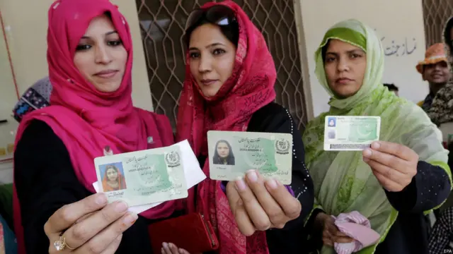 این اے 122 میں مجموعی طور پر 15 امیدوار انتخاب میں حصہ لے رہے ہیں لیکن مسلم لیگ ن کے سردار ایاز صادق اور پاکستان تحریک انصاف کے علیم خان کے درمیان سخت مقابلے کی بات کہی جا رہی ہے۔