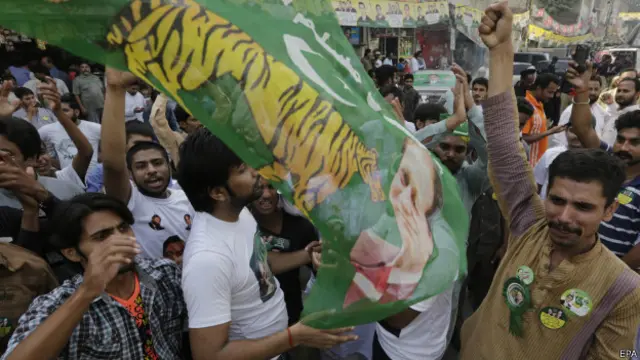 سارا دن مختلف ٹرینڈز ابھرتے رہے جبکہ اس وقت پی ٹی آئی بمقابلہ مسلم لیگ ن صفِ اول کا ٹرینڈ ہے