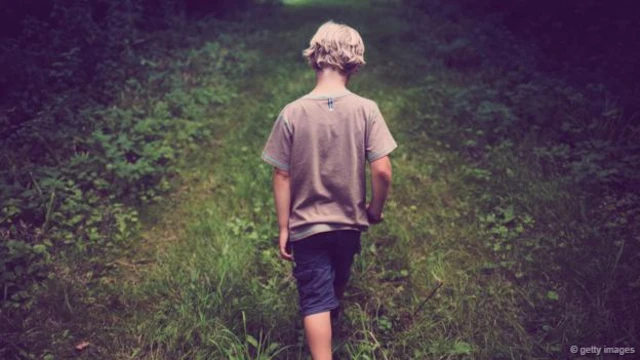 Un niño que camina solo