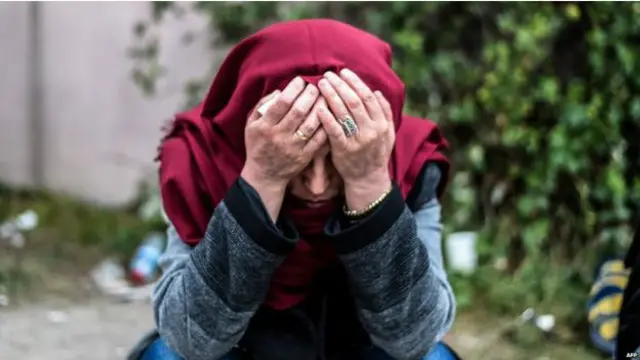 Một phụ nữ chờ bên ngoài nhà xác ở thủ đô Ankara, Thổ Nhĩ Kỳ
