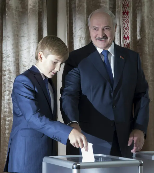 Александр Лукашенко с сыном на участке для голосования