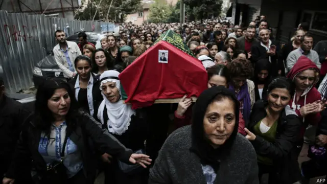 اتوار کو ہزاروں لوگ ہلاک شدگان کو خراج عقیدت پیش کرنے کے لیے شہر کے مرکز میں جمع ہوئے 