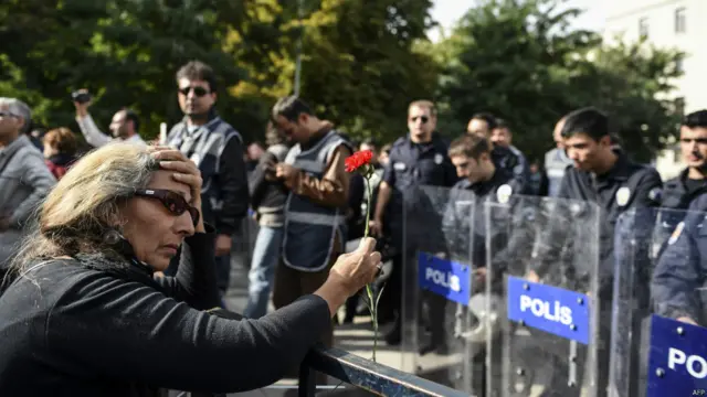 اس موقعے پر کچھ حاضرین نے دھماکوں والے مقام پر یادگاری پھول رکھنے کی کوشش کی جس پر پولیس اور ان کے درمیان دھکم پیل بھی ہوئی۔