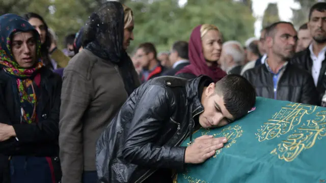 بی بی سی نامہ نگار مارک لوون کے بقول انقرہ میں سنیچر کو جو افسوسناک واقعہ ہوا ہے وہ اس تاریک دور کی نشاندھی کرتا ہے جس کا سامنا آج ترکی کو ہے۔