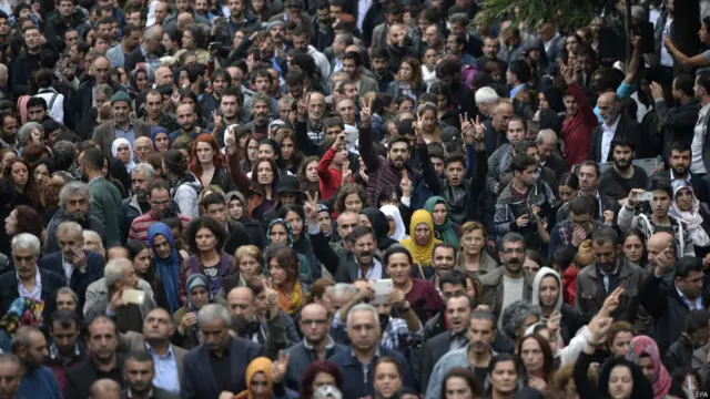 سنیچر کے روز ترکی کے دارالحکومت انقرہ میں دو دھماکوں میں ایک سو کے قریب افراد کی ہلاکت کے بعد اتوار کو ہزاروں لوگ ہلاک شدگان کو خراج عقیدت پیش کرنے کے لیے شہر کے مرکز میں جمع ہوئے۔