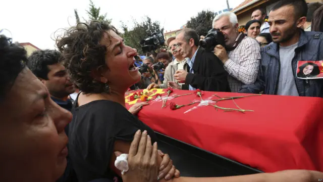 سرکاری حکام کا کہنا ہے کہ دھماکوں میں 245 افراد زخمی ہیں جن میں سے 48 کی حالت تشویشناک ہے۔