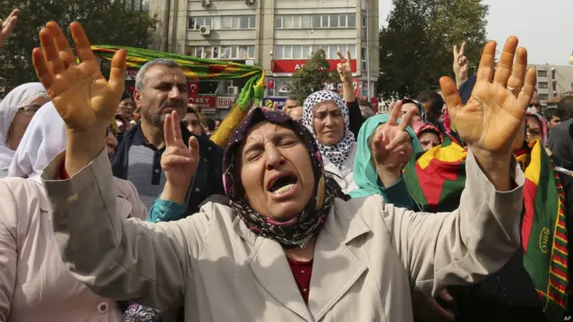 مظاہرین نے دھماکوں کی ذمہ داری حکومت پر عائد کی ہے اور ان کا کہنا ہے کہ حکومت ریلی کے موقعے پر ضروری حفاظتی اقدامات کرنے میں ناکام رہی ہے۔ حکومت نے ان الزامات سے انکار کیا ہے۔