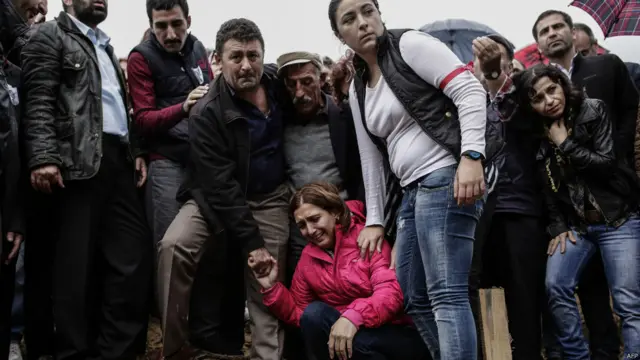 حکومت نے گذشتہ روز ہونے والے بم دھماکوں کے بعد تین روز کے سوگ کا اعلان کیا تھا۔