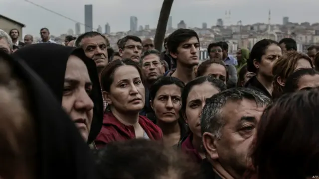 نامہ نگاروں کے مطابق انقرہ میں عام لوگوں کو خدشہ ہے کہ اب ملک میں تشدد میں اضافہ ہو جائے گا اور آئندہ تین ہفتوں میں ہونے والے پارلیمانی انتخابات میں حکومت امن عامہ برقرار رکھنے میں ناکام ہو جائے گی۔