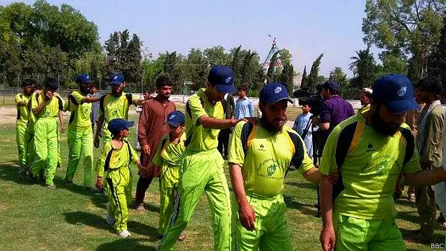 د جلال آباد ښار په یوه لوبغالي کې د نابینایانو دوه لوبډلې د لوبو ډګر ته روانې دي یو پر بل یې لاسونه اېښي او په دې مسکور دي چې لوبه کې به تر یوه بل مخکې وي، 